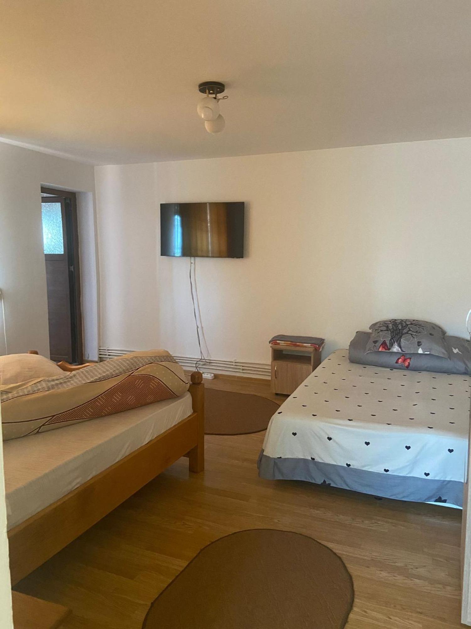 Pensiunea Casa Deny Novaci-Straini Luaran gambar